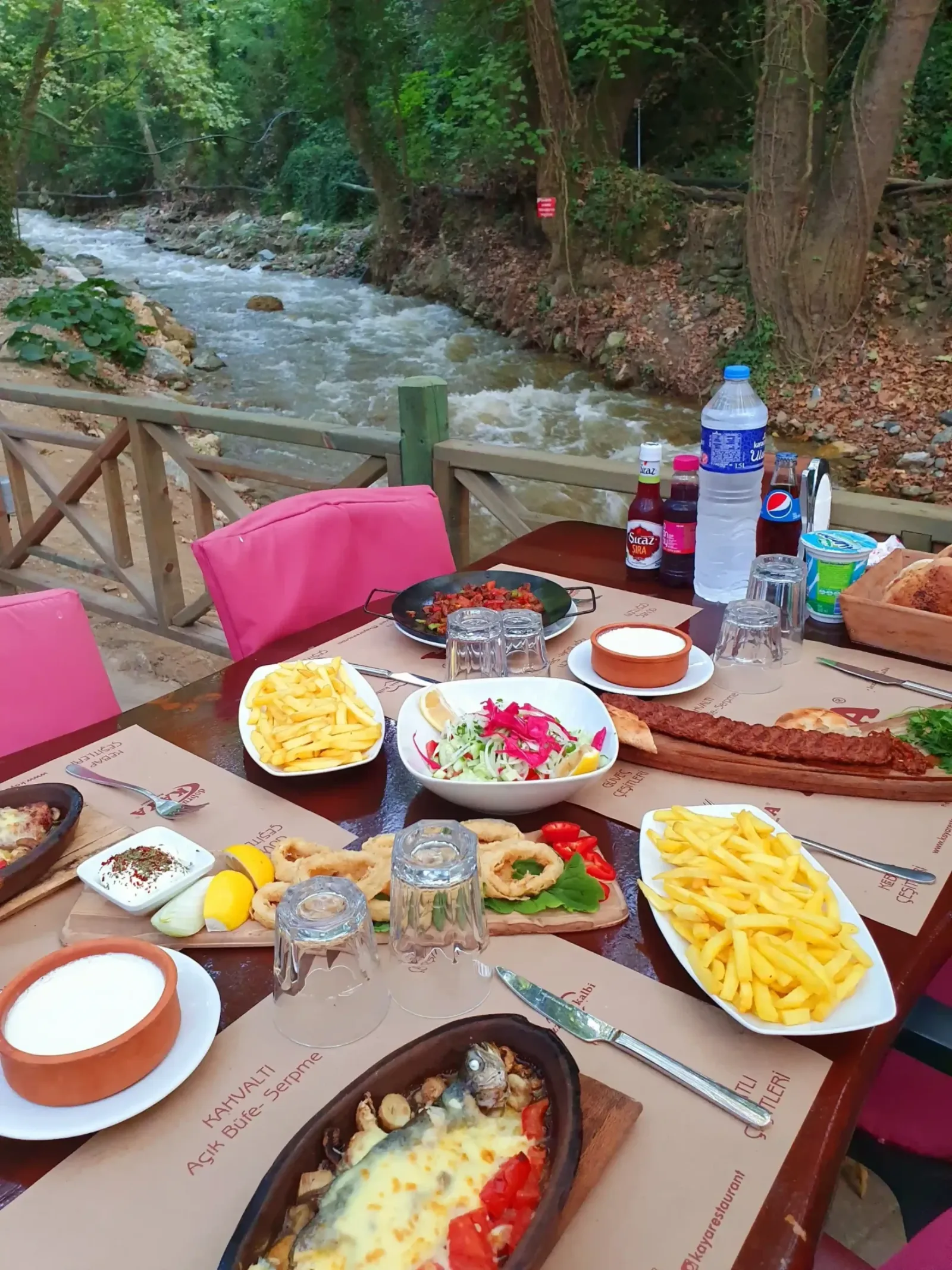 طاولة فوق الجدول